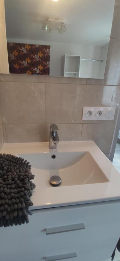 Apartmán Petit Logement Sur Jardin Saint-Herblain Exteriér fotografie